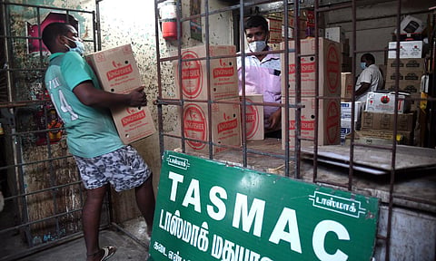 விதி மீறி செயல்படும் டாஸ்மாக் கடையை மூட மாவட்ட ஆட்சியரிடம் முறையிடலாம் - நீதிமன்றத்தில் தமிழக அரசு தகவல்
