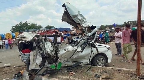 லாரி மோதியதில் சிதைந்துபோன கார்