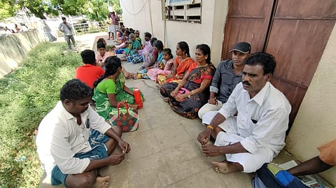 ஆதார் அட்டையை புதுப்பிக்க சொன்னதால் காரைக்குடி நகராட்சியில் குவிந்த மக்கள்