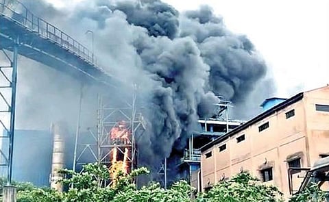 வேலூர் அடுத்த அம்முண்டியில் உள்ள கூட்டுறவு சர்க்கரை ஆலையில் ஏற்பட்ட தீ விபத்து.