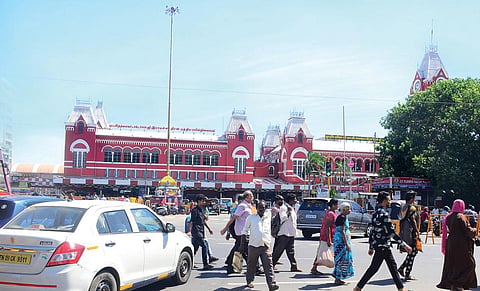விதிகளை மீறி சாலையை கடக்கும் பாதசாரிகள். படம்: எஸ்.சத்தியசீலன்