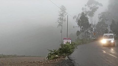 ஏற்காட்டில் நேற்று காணப்பட்ட அடர் பனி காரணமாக வாகன ஓட்டிகள் முகப்பு விளக்கை ஒளிரவிட்டபடி சென்றனர்.