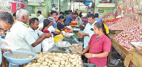 கடலூர் காய்கறி மார்க்கெட்டில் உள்ள ஒரு கடையில் காய்கறிகள் விற்பனை செய்யப்படுகிறது.