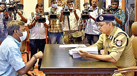 டிஜிபியாக பொறுப்பேற்றுக் கொண்ட சங்கர் ஜிவால் தனது அலுவலகத்தில் நேற்று பொதுமக்கள் மற்றும் போலீஸாரிடமிருந்து புகார் மனுக்களை பெற்றுக் கொண்டார்.