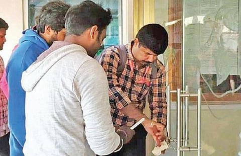 வெலிங்டன் ஜிம்கானா கிளப் புக்கு ‘சீல்' வைத்த அதிகாரிகள்.