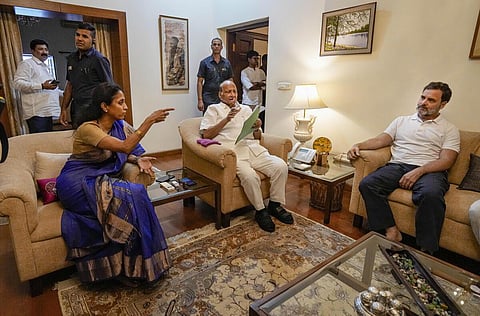 டெல்லியில் தேசியவாத காங்கிரஸ் செயற்குழு கூட்டத்துக்குப் பிறகு அக்கட்சியின் தலைவர் சரத் பவாரை அவரது இல்லத்தில் காங்கிரஸ் மூத்த தலைவர் ராகுல் காந்தி சந்தித்து பேசினார். சரத் பவாரின் மகள் சுப்ரியா சுலே எம்.பி. அப்போது உடனிருந்தார்.படம்: பிடிஐ