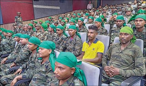 அசாம் மாநிலத்தில் ஆதிவாசி தீவிரவாதிகள், நேற்று தங்கள் ஆயுதங்களை ஒப்படைத்து விட்டு சரணடைந்தனர்.