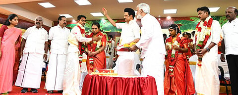 திருமணத்தை நடத்தி வைத்த முதல்வர்