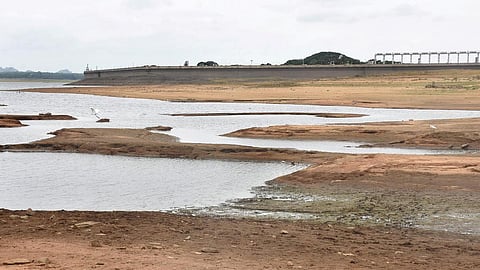 கிருஷ்ணராஜசாகர் அணையின் நீர்மட்டம் வெகுவாக குறைந்து காணப்படுகிறது.