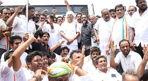 சென்னை எழும்பூர் ரயில் நிலையம் முன்பு ஆர்ப்பாட்டத்தில் ஈடுபட்ட காங்கிரஸ் கட்சியினர்