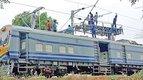 விருதுநகர் - செங்கோட்டை அகல ரயில் பாதையில் ராஜபாளையம் அருகே நடைபெற்று வரும் மின் வழித்தட பராமரிப்பு பணிகள்