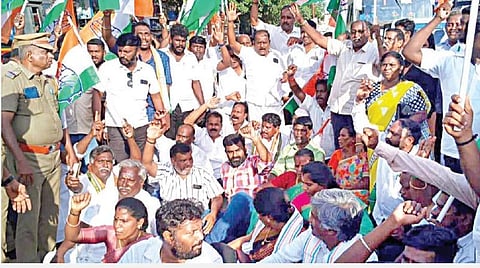 ராகுல் காந்தியின் மேல்முறையீட்டு மனு தள்ளுபடிக்கு எதிராக திருவள்ளூர் மாவட்டம் செங்குன்றம் பகுதியில் நேற்று காங்கிரஸ் கட்சியினர் சாலை மறியலில் ஈடுபட்டனர்.