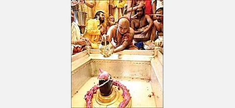 காஞ்சி காமகோடி பீடத்தின் 70-வது மடாதிபதி ஸ்ரீ விஜயேந்திர சரஸ்வதி சுவாமிகள், காசி விஸ்வநாதர் கோயிலில் ருத்ராபிஷேகம் மற்றும் ஷோடச உபசார பூஜைகளை நிகழ்த்தினார்.