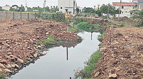 சென்னை: மழைநீரும் கழிவுநீரும் சங்கமம்