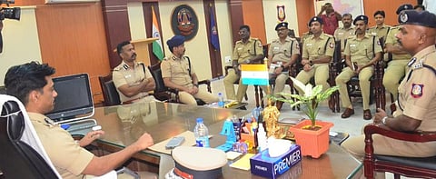 கோவை மாநகர காவல் ஆணையர் அலுவலக வளாகத்தில் நடந்த ஆலோசனைக் கூட்டத்தில் கலந்து கொண்ட கூடுதல் டிஜிபி அருண். ஆணையர் வே.பாலகிருஷ்ணன் உள்ளிட்டோர். படம் : ஜெ.மனோகரன்.