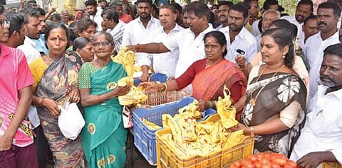 கடலூர் கிழக்கு மாவட்ட பொருளாளர் கதிரவன் பிறந்த நாளை முன்னிட்டு மேயர் சுந்தரிராஜா 1,200 கிலோ தக்காளியை பொதுமக்களுக்கு வழங்கினார். உடன் மாநகர திமுக செயலாளர் கே.எஸ்.ராஜா, 42-வது வார்டு மாமன்ற உறுப்பினர் விஜயலட்சுமி செந்தில் உள்ளிட்டோர்.