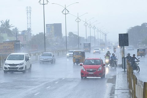 வேலூரில் பலத்த காற்றுடன் சிறிது நேரம் பெய்த மழையில் சென்னை-பெங்களூரு தேசிய நெடுஞ்சாலையில் ஊர்ந்து சென்ற வாகனங்கள். படம்: வி.எம்.மணிநாதன்.