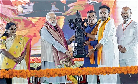 தெலங்கானா மாநிலம் வாரங்கலில் நேற்று நடைபெற்ற நிகழ்ச்சியில் பல்வேறு திட்டங்களுக்கு பிரதமர் மோடி அடிக்கல் நாட்டினார். நிகழ்ச்சியின்போது பிரதமருக்கு மத்திய அமைச்சர் நிதின் கட்கரி, மாநில பாஜக தலைவர் கிஷண் ரெட்டி ஆகியோர் நினைவு பரிசு வழங்கினர். அருகில் மாநில ஆளுநர் தமிழிசை சவுந்தரராஜன்.படம்: பிடிஐ