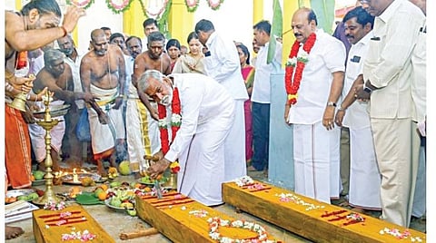 கோவூர், சுந்தரேஸ்வரர் கோயிலில் புதிய தேர் செய்யும் பணிகள் தொடக்க விழா பூஜையில் பங்கேற்ற அமைச்சர்கள் பி.கே.சேகர்பாபு, தா.மோ.அன்பரசன்.