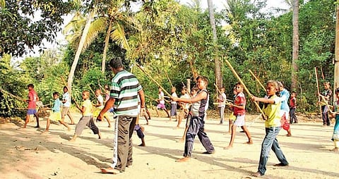 29 ஆண்டுகளாக இலவச சிலம்ப பயிற்சி அளித்து வரும் புதுச்சேரி பழனிவேல்!