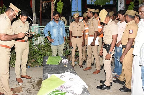 கடலூர் அருகே நல்லாத்தூரில் பெட்ரோல் குண்டு வீசப்பட்ட இடத்தை எஸ்பி ராஜாராம் பார்வையிட்டார்.