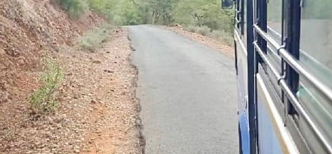மழையால் ஏற்பட்ட அரிப்பால் தார் சாலைக்கும், மண் சாலைக்கும் இடையில் பள்ளமாக மாறிப்போன நாட்றாம்பாளையம்-ஒகேனக்கல் சாலை.