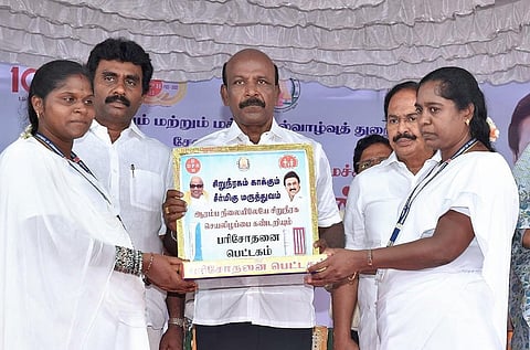 சேலம் மாவட்டம், காடையாம்பட்டி, அரசு ஆரம்ப சுகாதார நிலையத்தில் சிறுநீரகம் காக்கும் சீர்மிகு மருத்துவ திட்டத்தை மருத்துவம் மற்றும் மக்கள் நல்வாழ்வுத்துறை அமைச்சர் சுப்பிரமணியன் தொடக்கி வைத்து, சிறுநீரக செயலிழப்பை ஆரம்ப நிலையிலேயே கண்டறியும் பரிசோதனைப் பெட்டகத்தினை செவிலியர்களுக்கு வழங்கினார். உடன் எம்பி பார்த்திபன், எம்எல்ஏ ராஜேந்திரன்.