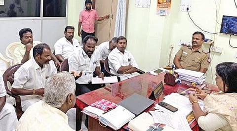 விழுப்புரம் கோட்டாட்சியர் அலுவலகத்தில் கோட்டாட்சியர் பிரவீணா குமாரி முன்பு மேல்பாதி கிராமத்தைச் சேர்ந்தவர்கள் விசாரணைக்கு ஆஜராகினர்.
