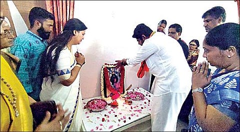 கோவை நரசிம்மநாயக்கன்பாளையத்தைச் சேர்ந்த மாணவர் ஜீவ்நாத்தின் இல்லத்துக்கு நேற்று சென்று அவரது உருவப்படத்துக்கு மலர்தூவி மரியாதை செலுத்திய பாஜக மாநில தலைவர் அண்ணாமலை.