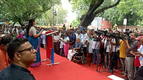 டெல்லியில் மாற்றுத்திறனாளிகள் போராட்டம் - கொட்டும் மழையிலும் தர்ணாவில் பங்கேற்ற கனிமொழி எம்.பி