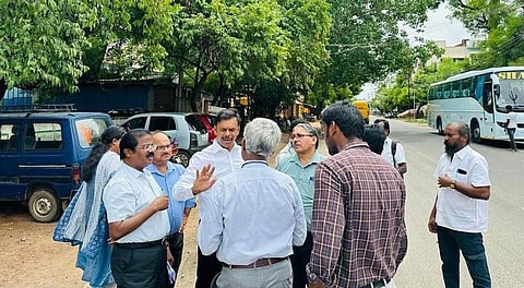மதுரை மெட்ரோ ரயில் சுரங்கப்பாதை அமைப்பதற்கான இடத்தை தமிழ அரசின் சிறப்பு முயற்சிகள் துறை அதிகாரிகள் ஆய்வு செய்தனர்