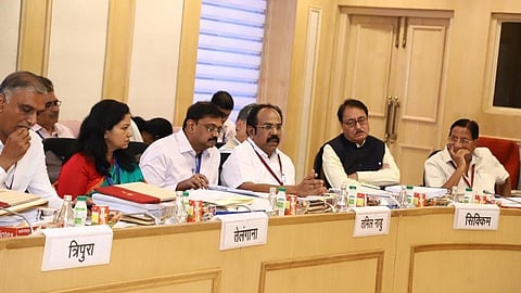 டெல்லியில் நடந்த ஜிஎஸ்டி கவுன்சில் கூட்டத்தில் பங்கேற்று பேசும் தமிழக நிதி அமைச்சர் தங்கம் தென்னரசு