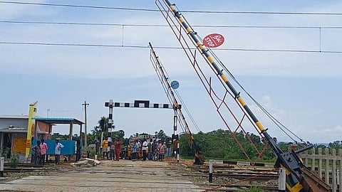 மதுரை | திருமங்கலம் அருகே ரயில்வே கேட்டை கடக்க தாமதம் ஆனதால் மாணவி உயிரிழந்த பரிதாபம்