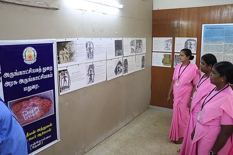 மதுரை அரசு அருங்காட்சியத்தில் இன்று தொடங்கிய நடுகற்கள் கண்காட்சியை கல்லூரி மாணவிகள் பார்வையிட்டனர். படம்: நா.தங்கரத்தினம்.