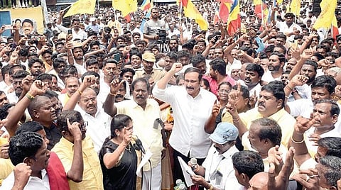 3 பேர் கொலை செய்யப்பட்டதைக் கண்டித்து செங்கல்பட்டில் பாமகவினர் ஆர்ப்பாட்டம்: ஆயிரத்துக்கும் மேற்பட்டோர் பங்கேற்பு