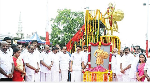 சுதந்திரப் போராட்ட வீரர் மாவீரன் அழகுமுத்துக்கோன் சிலைக்கு கீழ் வைக்கப்பட்டிருந்த படத்துக்கு முதல்வர்மு.க.ஸ்டாலின் நேற்று மலர்தூவி மரியாதை செலுத்தினார். அமைச்சர்கள், எம்.எல்.ஏக்கள் உள்ளிட்டோர் உடனிருந்தனர்.
