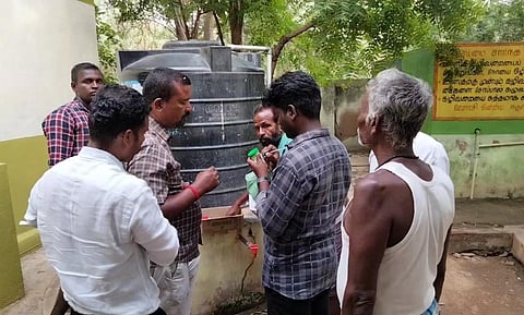 கரூர் | வீரணம்பட்டி பள்ளி குடிநீர் தொட்டியில் மர்ம திரவம் கலப்பு - எஸ்.பி., வட்டாட்சியர் ஆய்வு