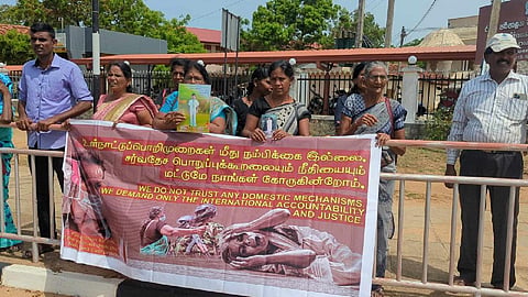 மனித புதைகுழியை சர்வதேச நியதிக்கு உட்பட்டு விசாரிக்க கோரி இலங்கை முல்லைத்தீவில் தமிழர்கள் ஆர்ப்பாட்டம்
