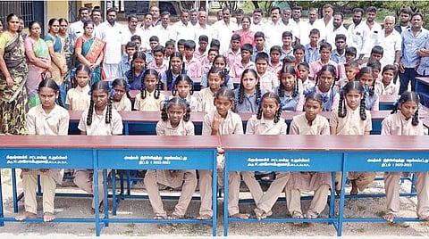கிருஷ்ணகிரி அணை அரசு மேல்நிலைப்பள்ளிக்கு ரூ.5 லட்சம் மதிப்பில் மேசை மற்றும் நாற்காலிகளை அதிமுக அசோக்குமார் எம்எல்ஏ., வழங்கினார்.