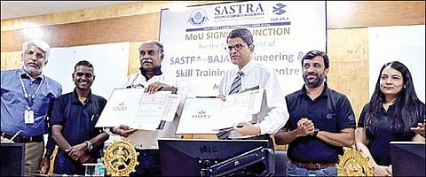 தஞ்சாவூர் சாஸ்த்ரா நிகர்நிலைப் பல்கலைக்கழகத்தில் நேற்று புரிந்துணர்வு ஒப்பந்தத்தில் கையெழுத்திட்ட துணைவேந்தர் எஸ். வைத்தியசுப்பிரமணியம், பஜாஜ் ஆட்டோ நிறுவன சமூக பொறுப்புணர்வு திட்டத்தின் திறன் பிரிவு தலைவர் வி. ரமேஷ். உடன், பல்கலைக்கழக முதன்மையர் எஸ். சுவாமிநாதன், பஜாஜ் ஆட்டோ கோட்ட மேலாளர் விஜய் வாவேரே, சமூகப் பொறுப்புணர்வு திட்டத் துணைத் தலைவர் ஜி. சுதாகர், மேலாளர் சினேகா கோன்ஜ்.