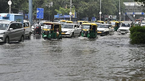 டெல்லி சாலையில் பெருக்கெடுத்து ஓடும் யமுனை ஆற்றின் நீர் | படம்: ஷிவ்குமார் புஷ்பகர்