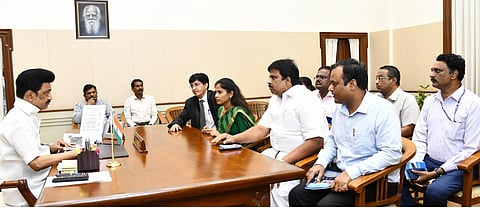 முதல்வரிடம் அறிக்கை அளித்த மேயர் பிரியா