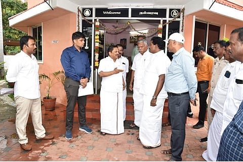 மேட்டூரில் உள்ள தமிழ்நாடு ஓட்டலை சுற்றுலாத் துறை அமைச்சர் ராமச்சந்திரன் நேரில் பார்வையிட்டு ஆய்வு செய்தார்.