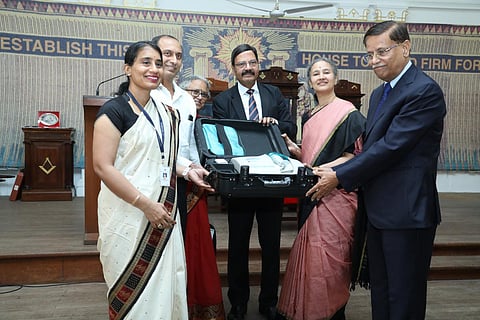 ரெட்டினல் கேமரா பெறும் மருத்துவர்கள் பிரவீன் கிருஷ்ணா மற்றும் வசுமதி வேதாந்தம்