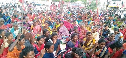 உடுமலையில் வனத்துறை அதிகாரிகளை கண்டித்து 2-வது நாளாக மலைவாழ் மக்கள் காத்திருப்பு போராட்டம்