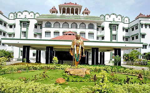 மதுரை எம்.பி. மீது அவதூறு பரப்பிய வழக்கில் கைதான பாஜக நிர்வாகி சென்னையில் கையெழுத்திடலாம்: நிபந்தனையை தளர்த்தி உயர் நீதிமன்ற கிளை உத்தரவு