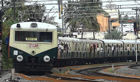 புறநகர் ரயில்களின் புதிய அட்டவணை வெளியீடு: 54 ரயில்கள் ரத்தானதால் பயணிகள் கடும் அதிர்ச்சி