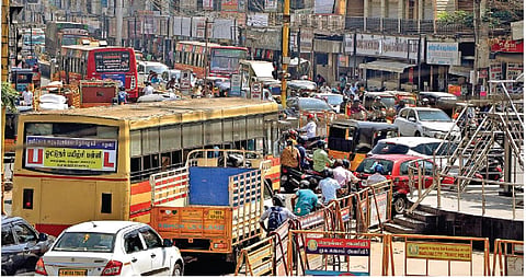 மதுரை கோரிப்பாளையத்தில் அன்றாடம் ஏற்படும் வாகன நெரிசல். | படங்கள்: நா.தங்கரத்தினம்
