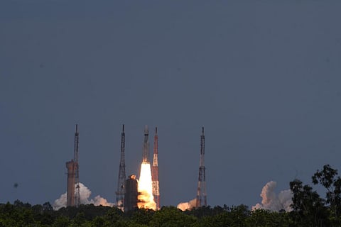 ஜன்னல் வழியாகக் காணக் கிடைத்த சந்திரயான்-3 விண்கலம்: பயணிகளுக்கு அப்டேட் சொல்லிய விமானி