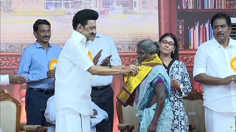 கட்டுமானத் தொழிலாளர்களுக்கு பொன்னாடை அணிவித்த முதல்வர் ஸ்டாலின்